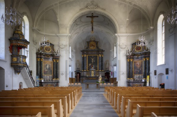 Innenaufnahme, Langhaus, Kanzel, Chorraum, Altar der 2025 renovierte Pfarrkirche St. Stephan,