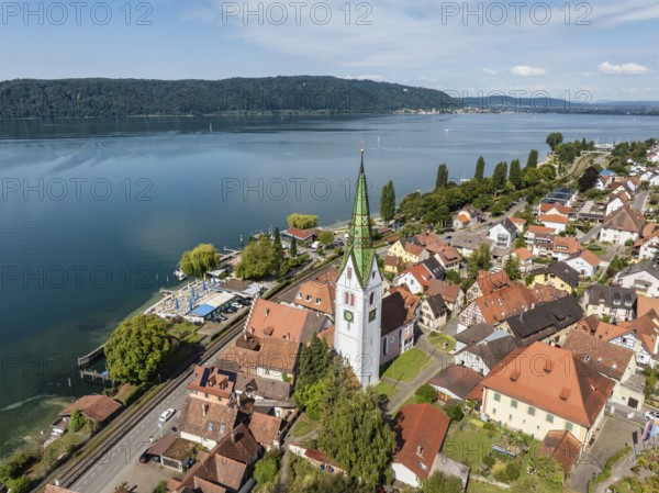 Luftbild von der Ortschaft Sipplingen am Bodensee bei sommerlicher Vegetation, gegenüber der