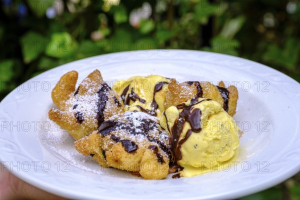 Passauer Schlosser Buam, Restaurant Stiftskeller, speciality, pastry, dessert, food, Passau, Lower