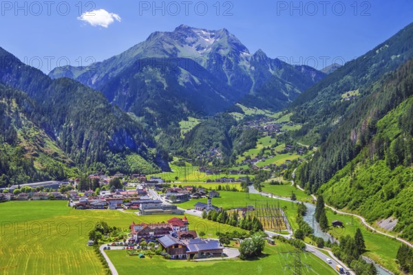 Mountain panorama with view of Finkenberg and the Grinberg peaks 2884m, Mayrhofen, Zillertal,