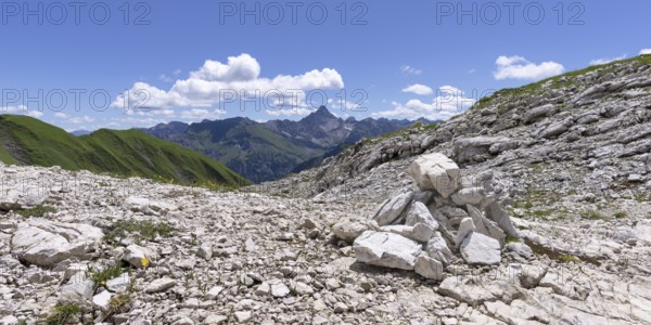 Cairn, trail marker, Koblat-Höhenweg on the Nebelhorn, behind it the Hochvogel, 2592m, Allgäu Alps,