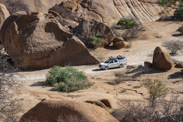 Off-road car between rocks, Pontok Mountains, Great Spitzkoppe, Spitzkoppe, Great Spitzkoppe Nature
