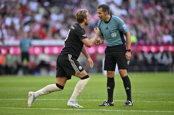 Harry Kane FC Bayern Munich FCB (09) Action in dialogue Discussion with referee Robert Hartmann