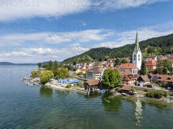 Luftbild von der Ortschaft Sipplingen am Bodensee bei sommerlicher Vegetation, gegenüber der