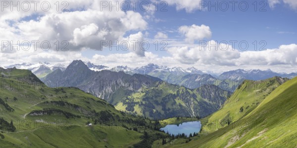 Mountain panorama from Zeigersattel to Seealpsee, on the left Höfats 2259m, in the centre the