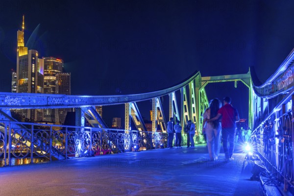 Frankfurt sets an example: The Eiserner Steg will shine in rainbow colours for Christopher Street