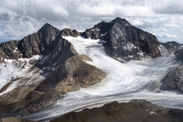 High mountain landscape, glacier and rocky mountain peaks, view of the Königshofspitz mountain peak