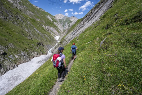 Two mountaineers on a hiking trail in Dabertal, Lasörling Höhenweg, Lasörlinggruppe, Hohe Tauern