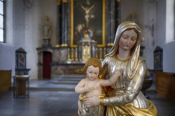 Innenaufnahme, Statue Maria und Jesus, Chorraum, Altar der 2025 renovierten Pfarrkirche St.