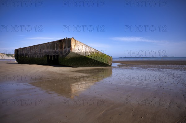 Phoenix Caissons, concrete boxes, caissons, were used in the sea as breakwaters and to form an