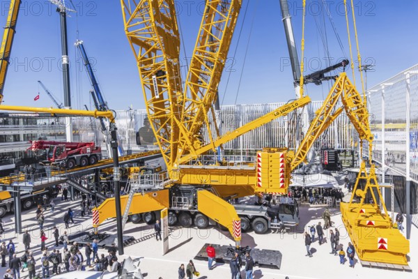 LG 1800-1.0 lattice boom crane with a maximum lifting height of 204 metres for wind turbines. BAUMA