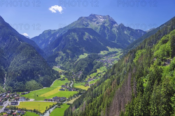 Mountain panorama with view of Finkenberg and the Grinberg peaks 2884m, Mayrhofen, Zillertal,
