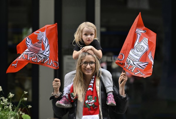 Woman, blonde, with girl, blonde, 4 years, sitting on shoulders, waving flags, flags of VfB