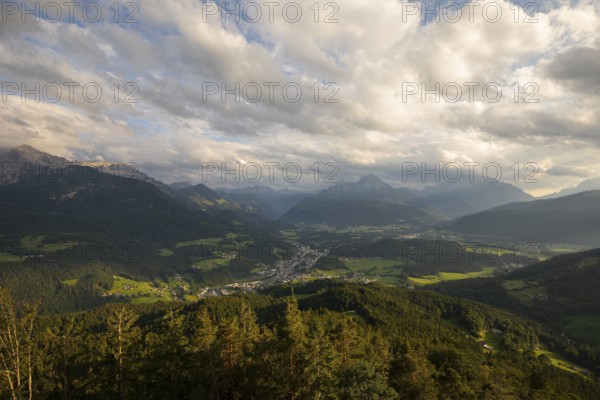 Panoramic view from the Kneifelspitze of Berchtesgaden, Hoher Göll, the Kehlsteinhaus, Watzmann,
