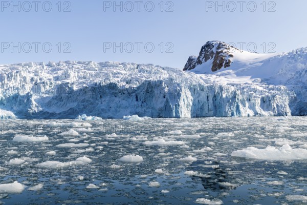 Glacier tongue, ice in front of a break-off edge, mountain peak, sea, Fugelfjorden, Spitsbergen,