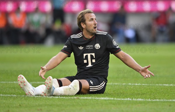 Harry Kane FC Bayern Munich FCB (09) action on the ground, angry, demands penalty, gesture gesture
