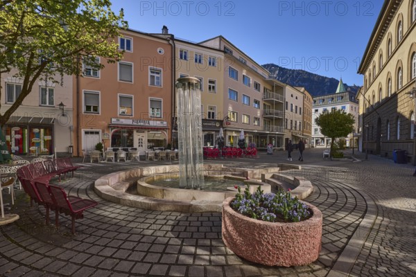 Angererbrunnen, crystal fountain, fountain, pedestrian zone, benches, flower pots, general