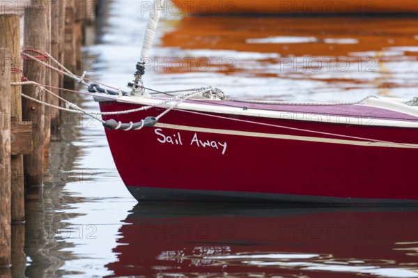 View of the bow of a red sailing boat moored to a jetty, Steinhuder Meer, Mardorf, Neustadt am