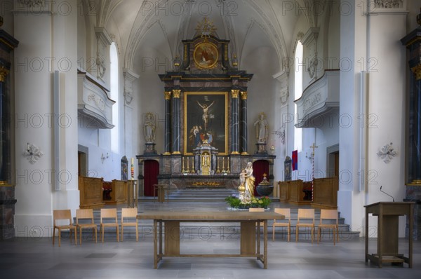 Innenaufnahme, Chorraum, Altar der 2025 renovierten Pfarrkirche St. Stephan, Kirche St. Stefan,