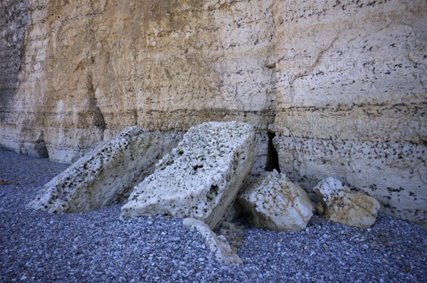 Close-up, rocks, pebble beach, Étretat, sea, cliff, cliffs, chalk cliffs, alabaster coast, La Côte