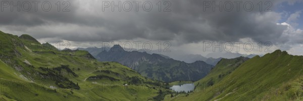 Mountain panorama from Zeigersattel to Seealpsee, on the left Höfats 2259m, in the centre, partly