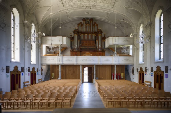 Innenaufnahme, Langhaus, Orgel der 2025 renovierten Pfarrkirche St. Stephan, Kirche St. Stefan,