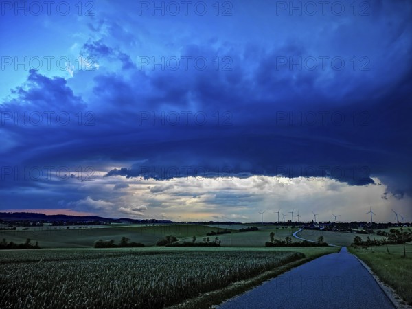 Aufziehendes Gewitter mit imposanter und bedrohlicher Wolkenformation einer Gewitterzelle über