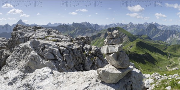 Mountain panorama from the Koblat-Höhenweg on the Nebelhorn, behind left the Hochvogel, 2592m, in