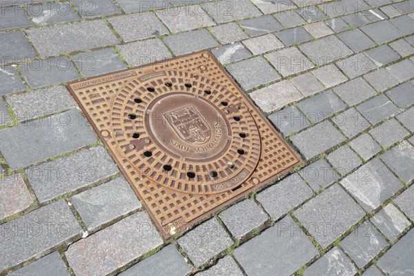 Square manhole cover with town coat of arms and inscription, paving stones, floor, Schmalkalden,
