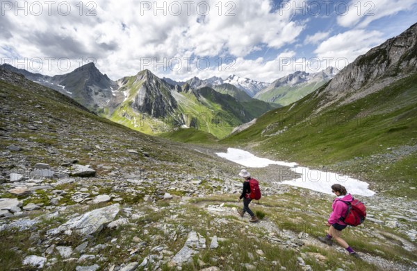 Two mountaineers on a hiking trail, view of mountain peaks of the Venediger group with Rötspitz