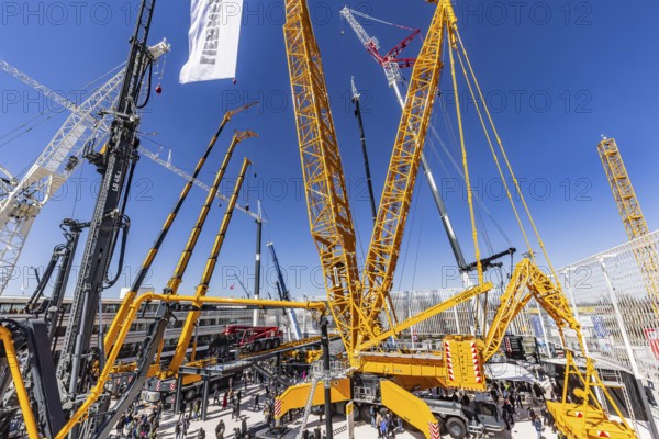 LG 1800-1.0 lattice boom crane with a maximum lifting height of 204 metres for wind turbines. BAUMA
