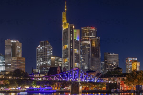 Frankfurt sets an example: The Eiserner Steg will shine in rainbow colours for Christopher Street
