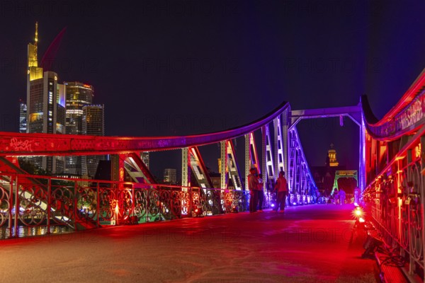 Frankfurt sets an example: The Eiserner Steg will shine in rainbow colours for Christopher Street