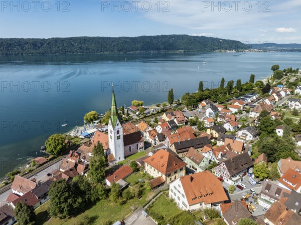 Luftbild von der Ortschaft Sipplingen am Bodensee bei sommerlicher Vegetation, gegenüber der