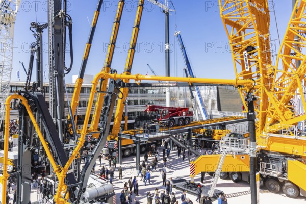 LG 1800-1.0 lattice boom crane with a maximum lifting height of 204 metres for wind turbines. BAUMA