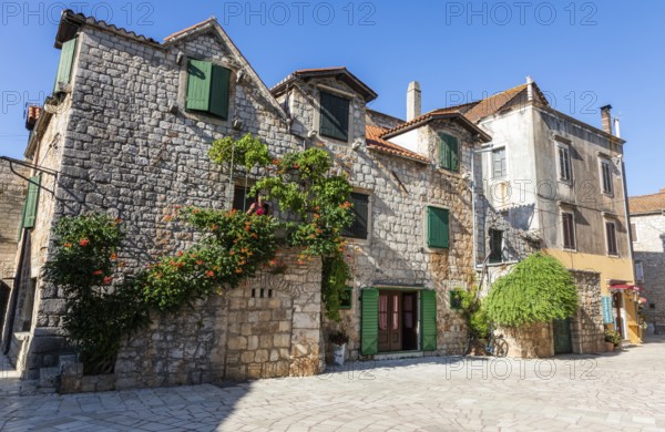 Stone houses in the old town centre, Trg Skor, Skor Square, Starigrad, island of Hvar, Dalmatia,