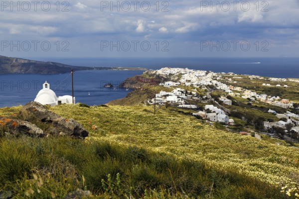 View of the village on the edge of the caldera, cliffs, hiking trail from Fira to Oia, Thira,