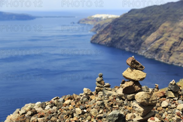 Cairns on the edge of the caldera, view, cliffs, hiking trail from Fira to Oia, Thira, Santorini,