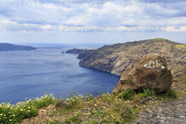 Edge of the caldera, cliffs, view of the sea, hiking trail from Fira to Oia, Thira, Santorini,