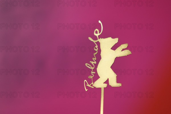 Background image, close-up, logo, golden bear with Berlinale lettering at a press conference during