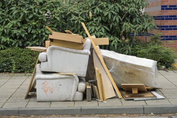 Bulky waste, Zeppelinstraße, Potsdam, Brandenburg, Germany