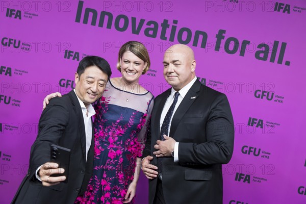 Sara Warneke (Managing Director of gfu Consumer & Home Electronics GmbH, centre) and Leif-Erik
