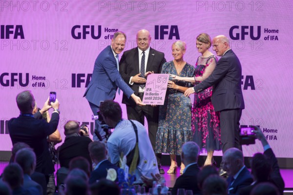 Leif-Erik Lindner (Managing Director of IFA Management GmbH), Sara Warneke (Managing Director of