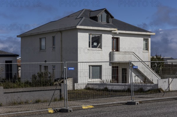 Houses, empty, cordoned off, uninhabitable, at risk of collapse, volcanic eruption, Sundhnúkur