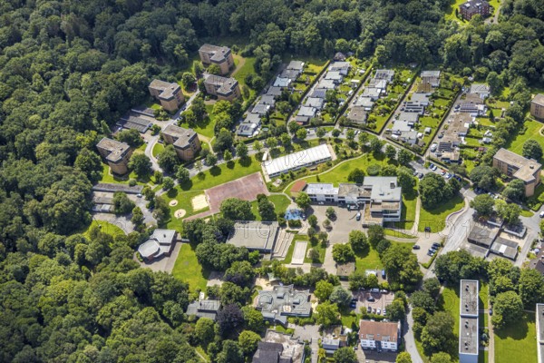 Aerial view, primary school Moosfelde and bungalow residential area Zu den Gärten, Neheim,