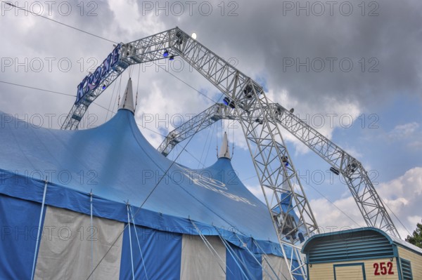 A steel structure holds the tent roof and lettering, circus tent, circus tent, Circus-Krone,