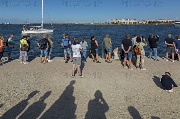 People waiting for the departure of the Aida mar, shadow, sailing boat, Unterwarnow, Warnemünde,