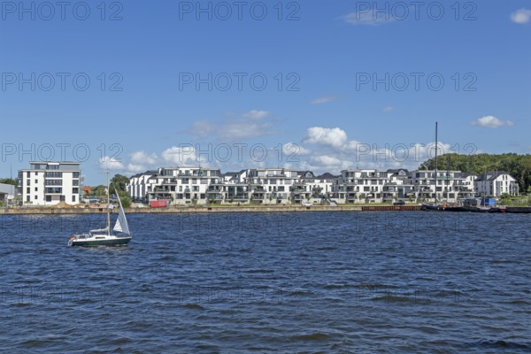 Residential area on the eastern bank of the Unterwarnow, sailing boat, Rostock,