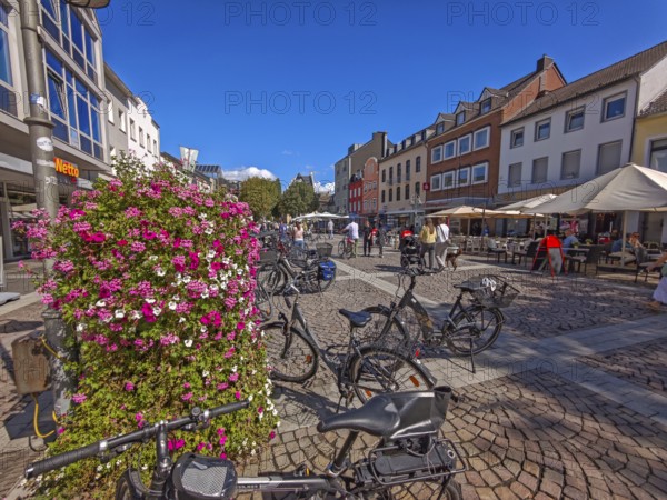 Pedestrian zone, traffic-calmed, old town, architecture, bicycles, café, parasol, flowers, shops,