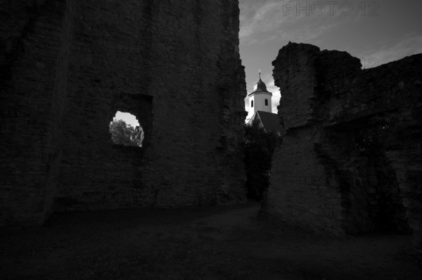 Tor tor and kennel of the castle ruins of Hofen Castle, behind it St Barbara's Church from 1783,